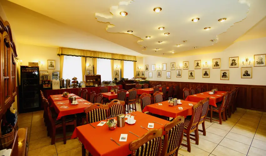 Hotel Korona Wellness, Rendezv�ny & Borhotel Eger Eger - M�rcius 15. 