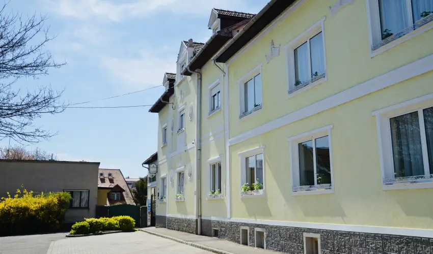 Hotel Korona Wellness, Rendezv�ny & Borhotel Eger Eger - M�rcius 15. 