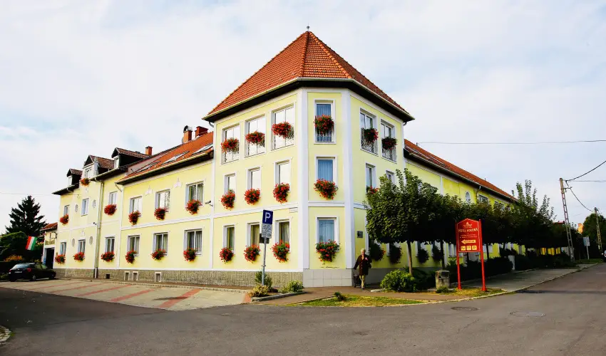 Hotel Korona Wellness, Rendezv�ny & Borhotel Eger Eger - M�rcius 15. 