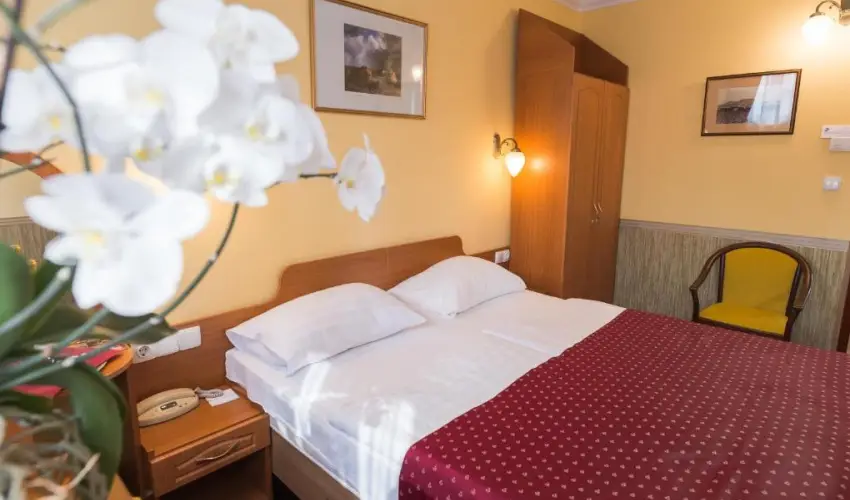 Hotel Korona Wellness, Rendezv�ny & Borhotel Eger Eger - M�rcius 15. 