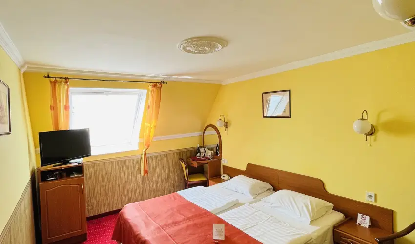 Hotel Korona Wellness, Rendezv�ny & Borhotel Eger Eger - M�rcius 15. 