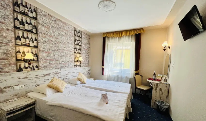 Hotel Korona Wellness, Rendezv�ny & Borhotel Eger Eger - M�rcius 15. 