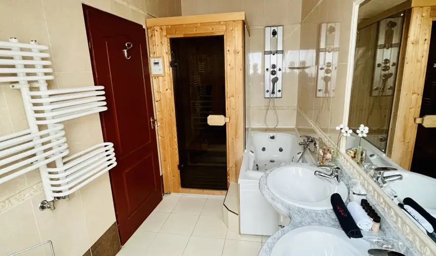 Hotel Korona Wellness, Rendezv�ny & Borhotel Eger Eger - M�rcius 15. 