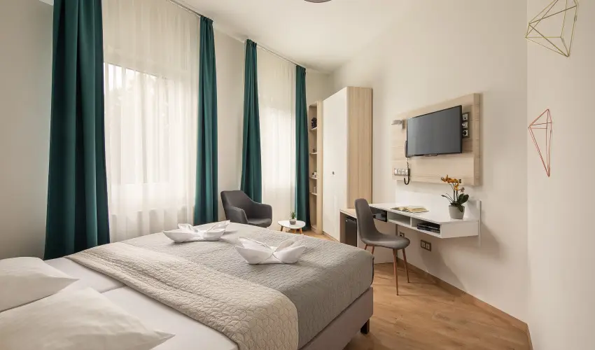 Krist�ly Hotel Keszthely - M�rcius 15. �nnepi h�tv�ge - teljes el�refizet�ssel (min. 2 �j)