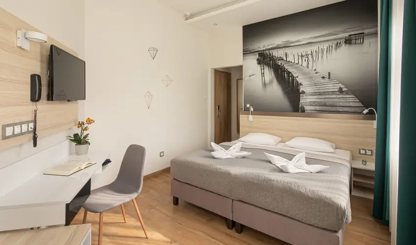 Krist�ly Hotel Keszthely - M�rcius 15. �nnepi h�tv�ge - teljes el�refizet�ssel (min. 2 �j)