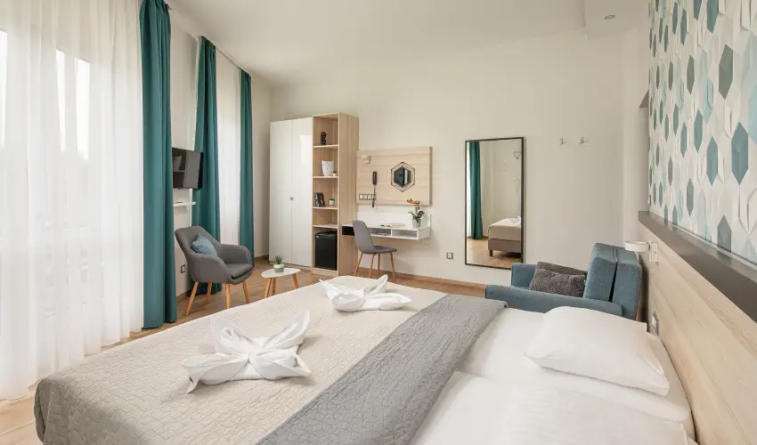 Krist�ly Hotel Keszthely - M�rcius 15. �nnepi h�tv�ge - teljes el�refizet�ssel (min. 2 �j)