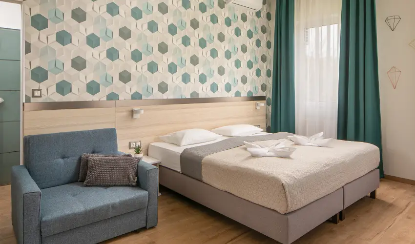 Krist�ly Hotel Keszthely - M�rcius 15. �nnepi h�tv�ge - teljes el�refizet�ssel (min. 2 �j)