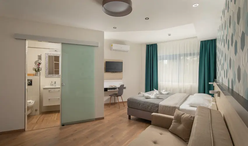 Krist�ly Hotel Keszthely - M�rcius 15. �nnepi h�tv�ge - teljes el�refizet�ssel (min. 2 �j)