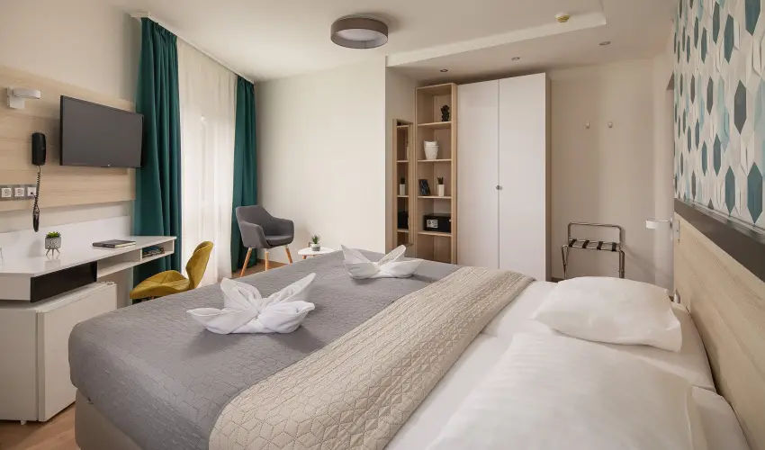 Krist�ly Hotel Keszthely - M�rcius 15. �nnepi h�tv�ge - teljes el�refizet�ssel (min. 2 �j)