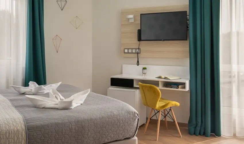 Krist�ly Hotel Keszthely - M�rcius 15. �nnepi h�tv�ge - teljes el�refizet�ssel (min. 2 �j)