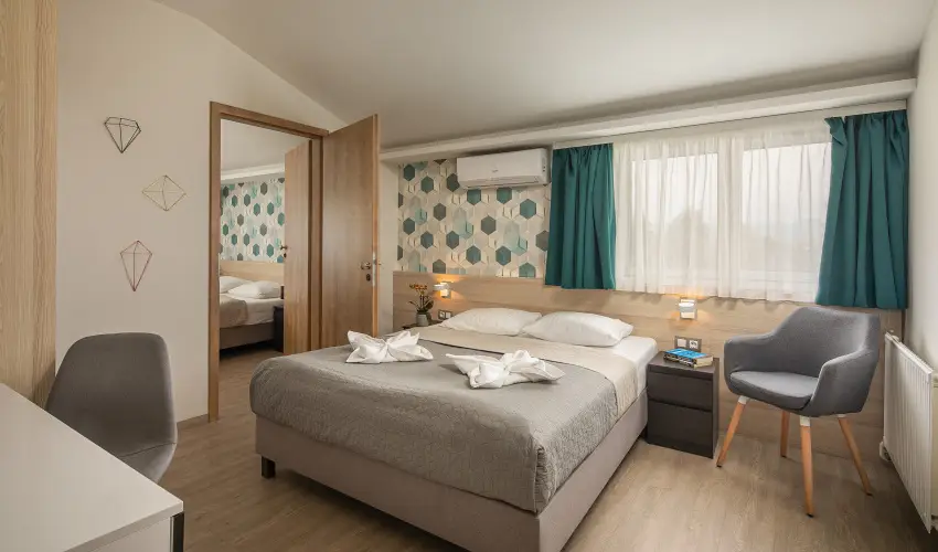 Krist�ly Hotel Keszthely - M�rcius 15. �nnepi h�tv�ge - teljes el�refizet�ssel (min. 2 �j)