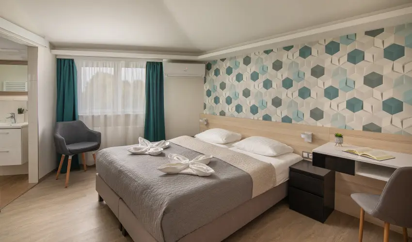 Krist�ly Hotel Keszthely - M�rcius 15. �nnepi h�tv�ge - teljes el�refizet�ssel (min. 2 �j)