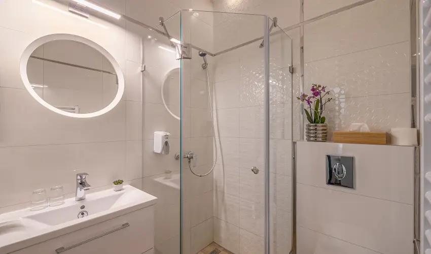 Krist�ly Hotel Keszthely - M�rcius 15. �nnepi h�tv�ge - teljes el�refizet�ssel (min. 2 �j)