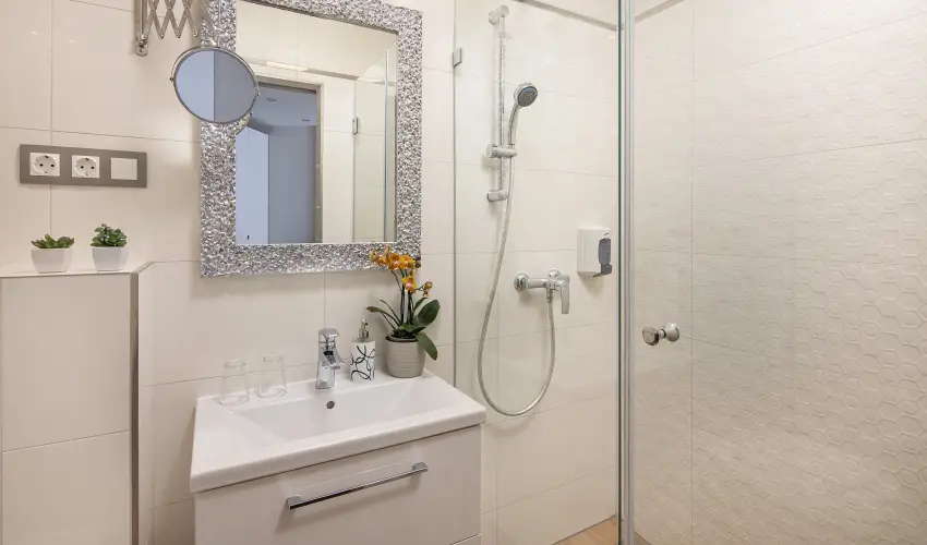 Krist�ly Hotel Keszthely - M�rcius 15. �nnepi h�tv�ge - teljes el�refizet�ssel (min. 2 �j)