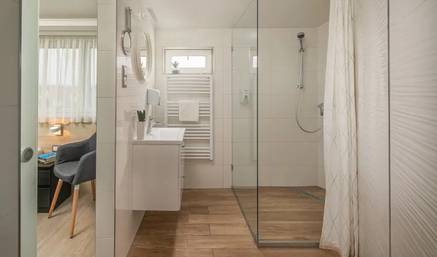 Krist�ly Hotel Keszthely - M�rcius 15. �nnepi h�tv�ge - teljes el�refizet�ssel (min. 2 �j)