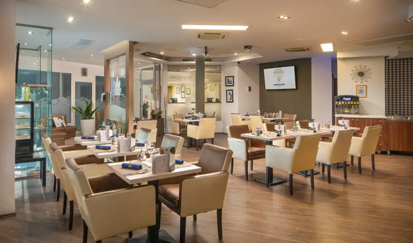 Krist�ly Hotel Keszthely - M�rcius 15. �nnepi h�tv�ge - teljes el�refizet�ssel (min. 2 �j)