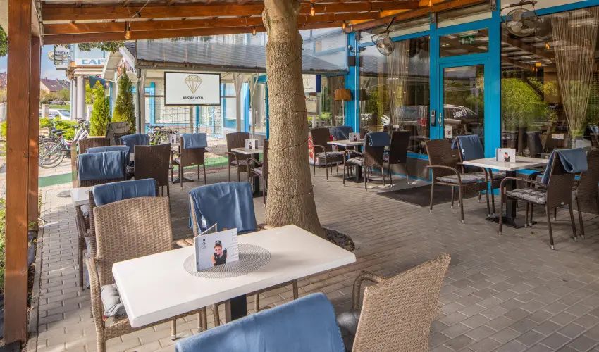 Krist�ly Hotel Keszthely - M�rcius 15. �nnepi h�tv�ge - teljes el�refizet�ssel (min. 2 �j)