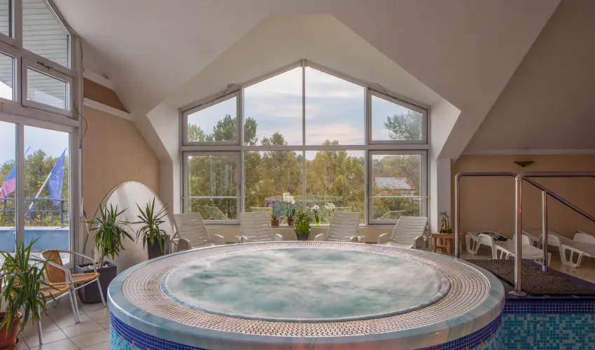 Krist�ly Hotel Keszthely - M�rcius 15. �nnepi h�tv�ge - teljes el�refizet�ssel (min. 2 �j)