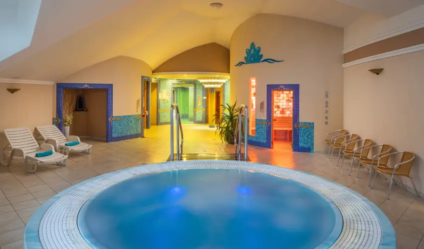 Krist�ly Hotel Keszthely - M�rcius 15. �nnepi h�tv�ge - teljes el�refizet�ssel (min. 2 �j)