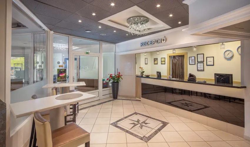 Krist�ly Hotel Keszthely - M�rcius 15. �nnepi h�tv�ge - teljes el�refizet�ssel (min. 2 �j)