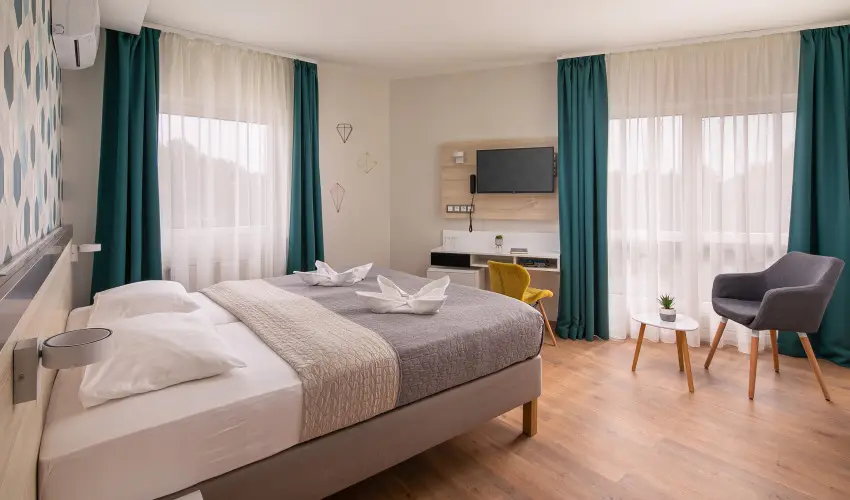 Krist�ly Hotel Keszthely - M�rcius 15. �nnepi h�tv�ge - teljes el�refizet�ssel (min. 2 �j)