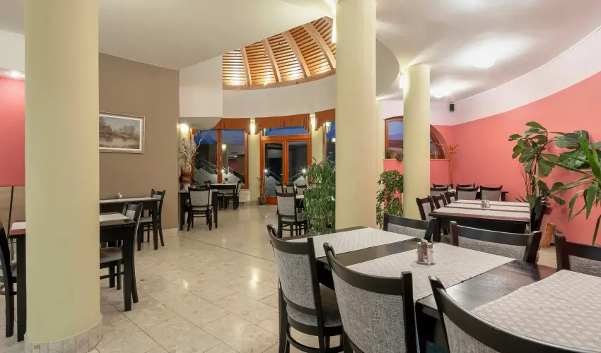 S�ndor Hotel P�cs - M�rcius 15.  (min. 2 �j)