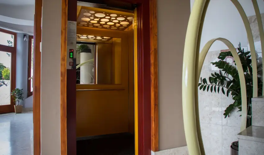 S�ndor Hotel P�cs - M�rcius 15.  (min. 2 �j)