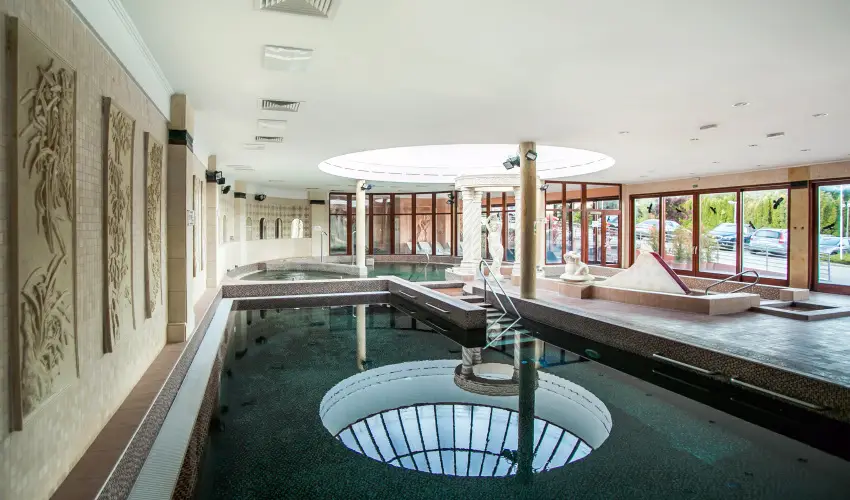 Hotel Nar�d M�traszentimre - M�rcius 15. (min. 2 �j)