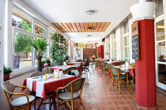 Hotel N�gy �vszak - M�rcius 15.