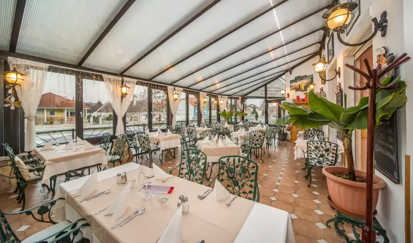 Hotel Piroska B�k, B�kf�rd� - M�rcius 15. 