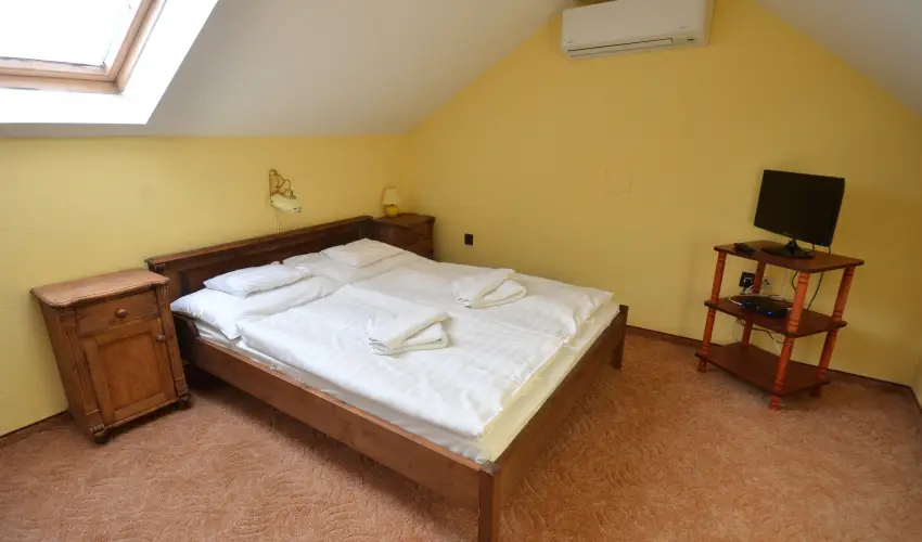 R�v�sz Hotel, �tterem & Rosa Spa Gy�r - M�rcius 15. 