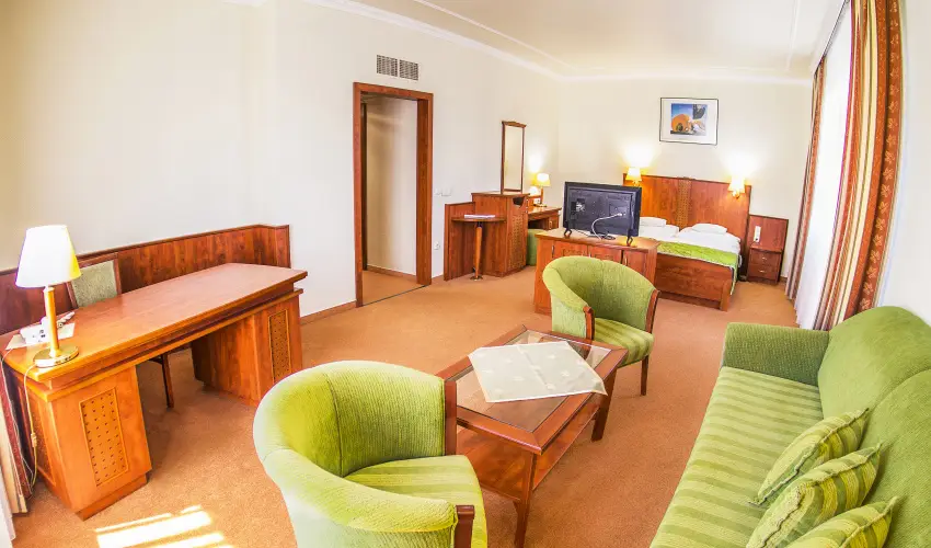 Silver Hotel Hajd�szoboszl� - M�rcius 15.  (min. 2 �j)