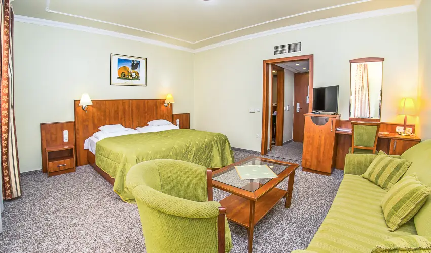 Silver Hotel Hajd�szoboszl� - M�rcius 15.  (min. 2 �j)