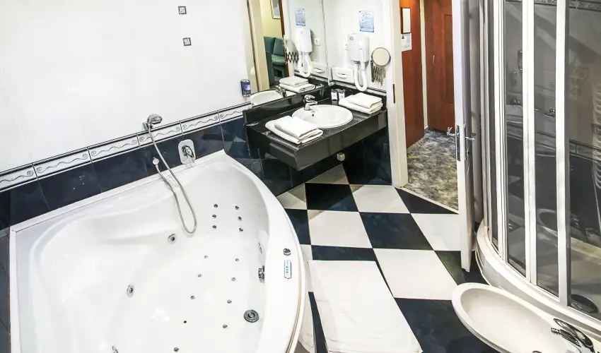 Silver Hotel Hajd�szoboszl� - M�rcius 15.  (min. 2 �j)