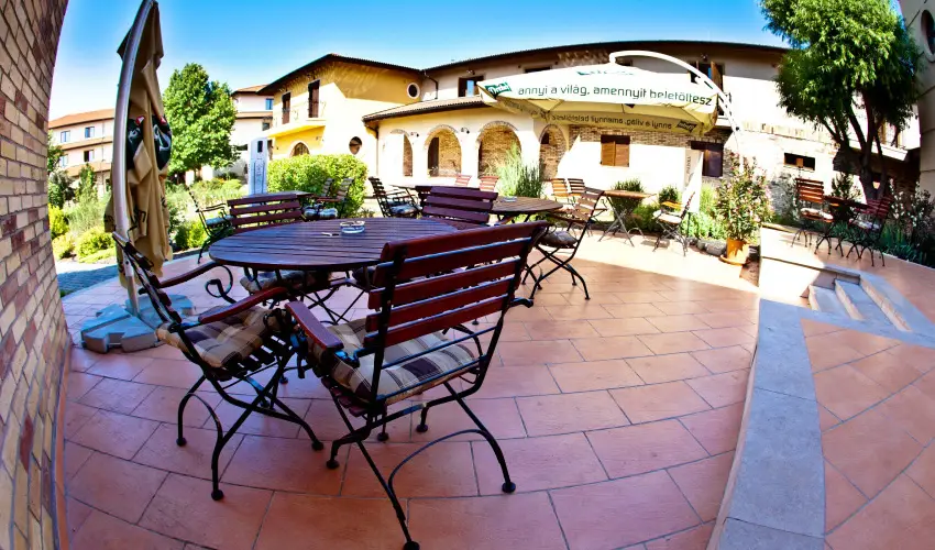 Hotel St�ci� Wellness & Konferencia Vecs�s - M�rcius 15. 