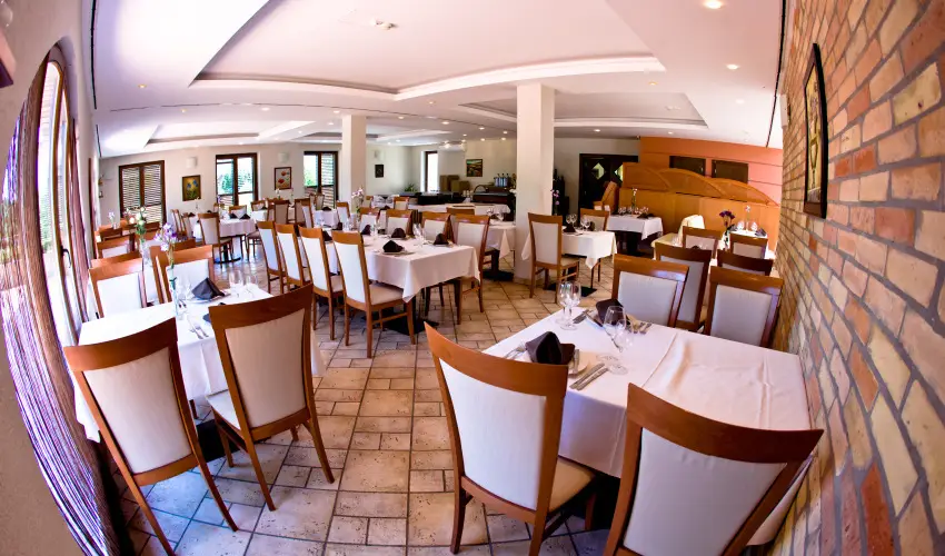 Hotel St�ci� Wellness & Konferencia Vecs�s - M�rcius 15. 