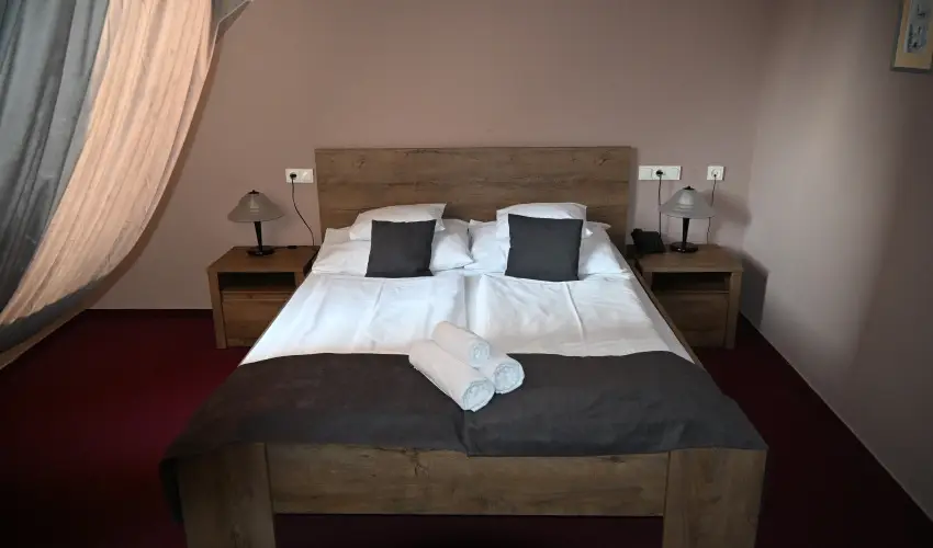 Hotel Unicornis Eger - M�rcius 15.