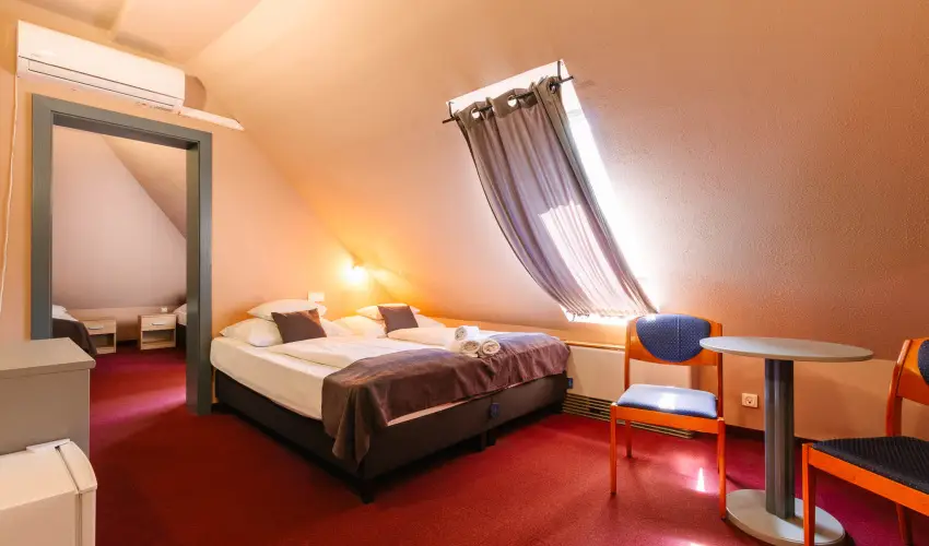 Hotel Unicornis Eger - M�rcius 15.