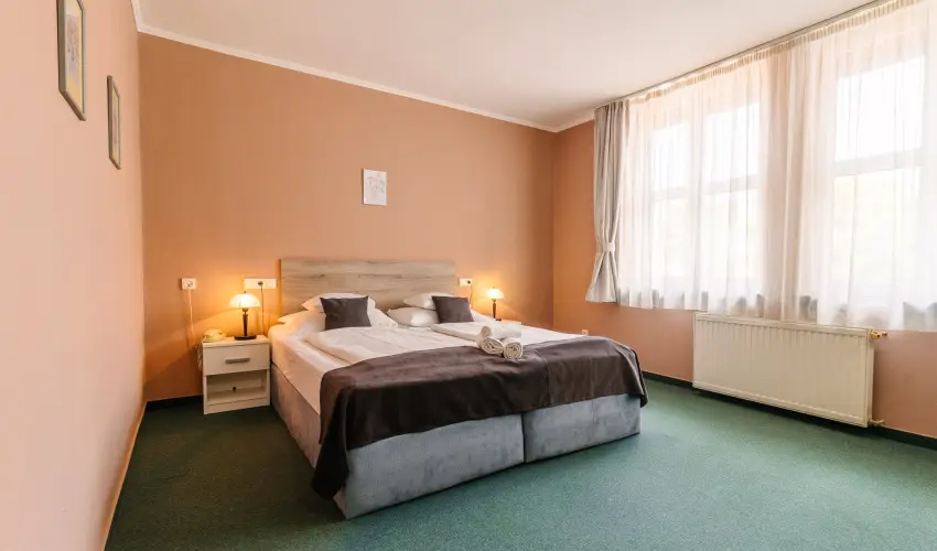 Hotel Unicornis Eger - M�rcius 15.