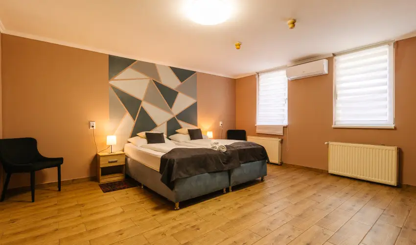 Hotel Unicornis Eger - M�rcius 15.