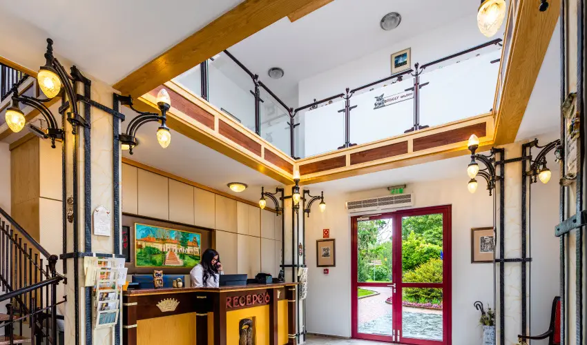 Hotel V�csecity Hern�dv�cse - M�rcius 15.