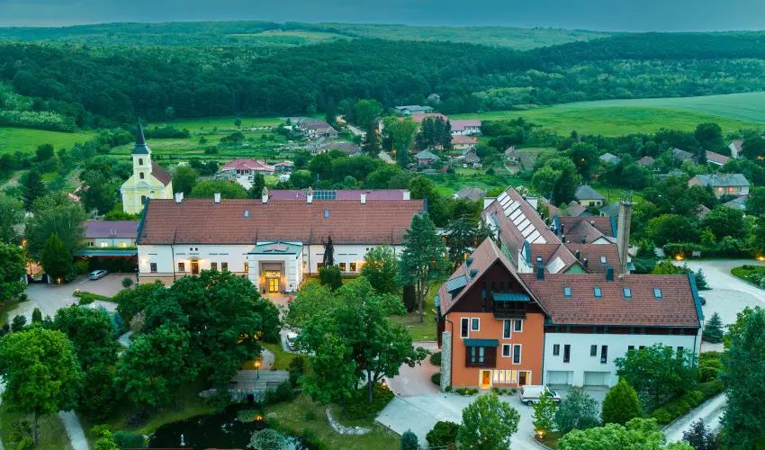 Hotel V�csecity Hern�dv�cse - M�rcius 15.