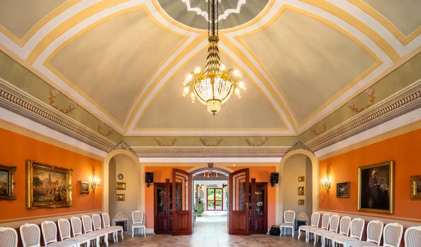 Hotel V�csecity Hern�dv�cse - M�rcius 15.