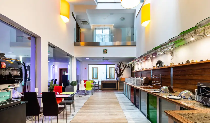 Hotel V�csecity Hern�dv�cse - M�rcius 15.