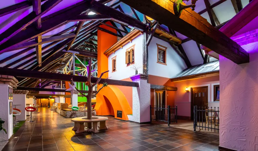 Hotel V�csecity Hern�dv�cse - M�rcius 15.