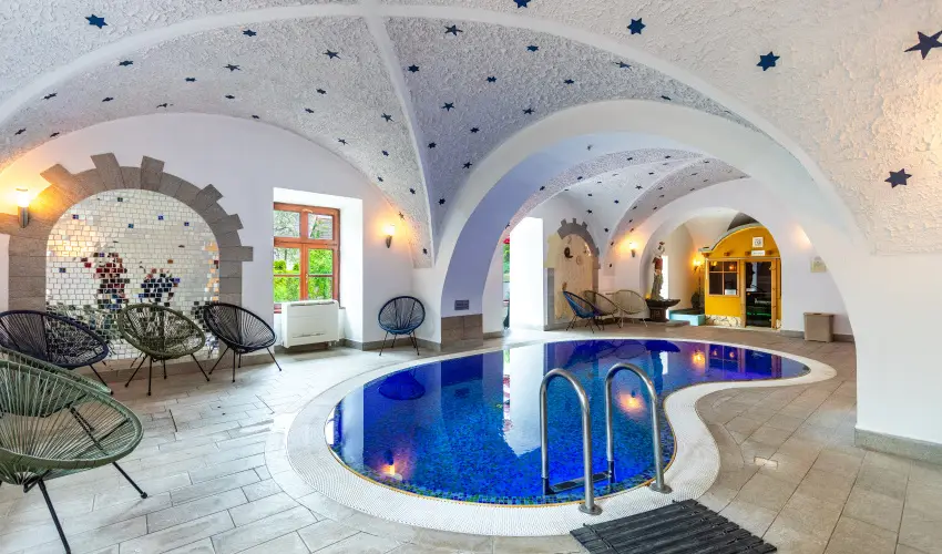 Hotel V�csecity Hern�dv�cse - M�rcius 15.