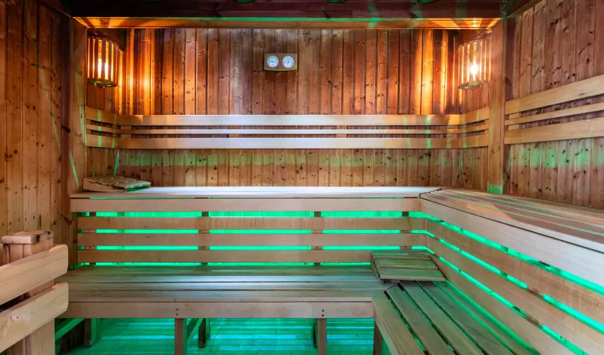 Hotel V�csecity Hern�dv�cse - M�rcius 15.