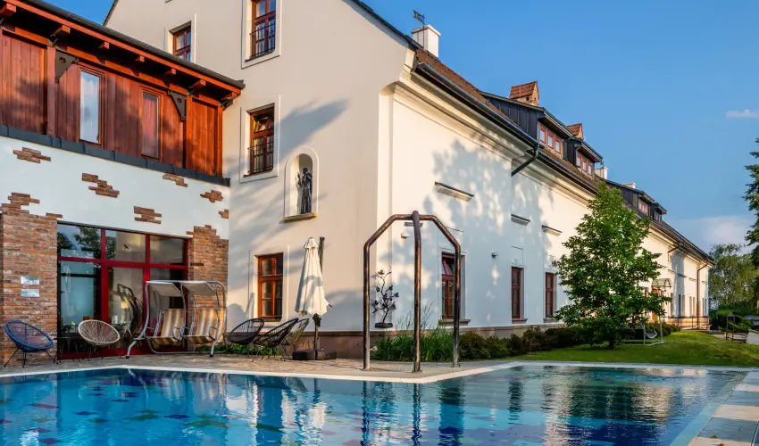 Hotel V�csecity Hern�dv�cse - M�rcius 15.