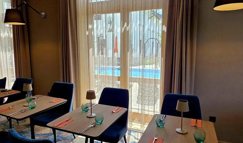 Hotel V�csecity Hern�dv�cse - M�rcius 15.