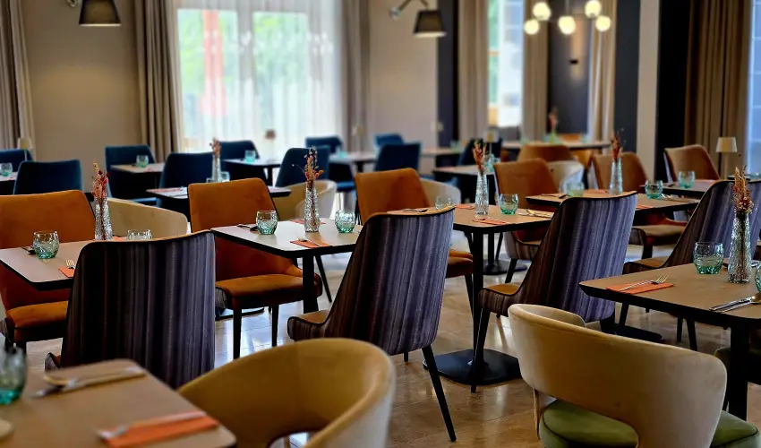 Hotel V�csecity Hern�dv�cse - M�rcius 15.